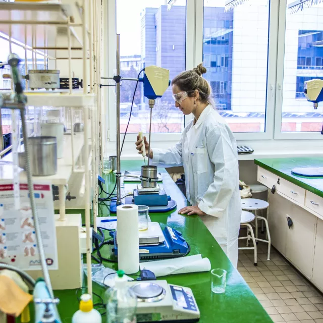 Badaczka w laboratorium biotechnologicznym
