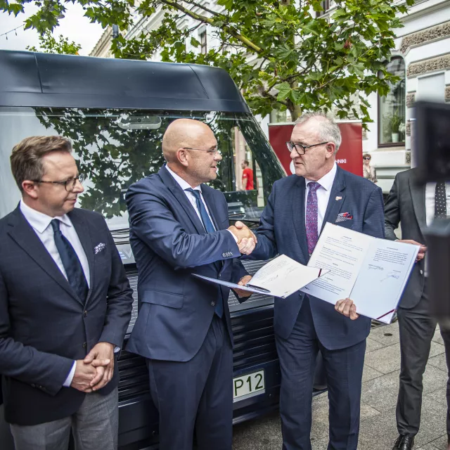 Rektor prof. Krzysztof Jóźwik i prezes Albert Gryszczuk wymieniają uścisk dłoni, trzymając podpisany dokument. Obok stoi poseł Dariusz Joński.k poseł Dariusz Joński