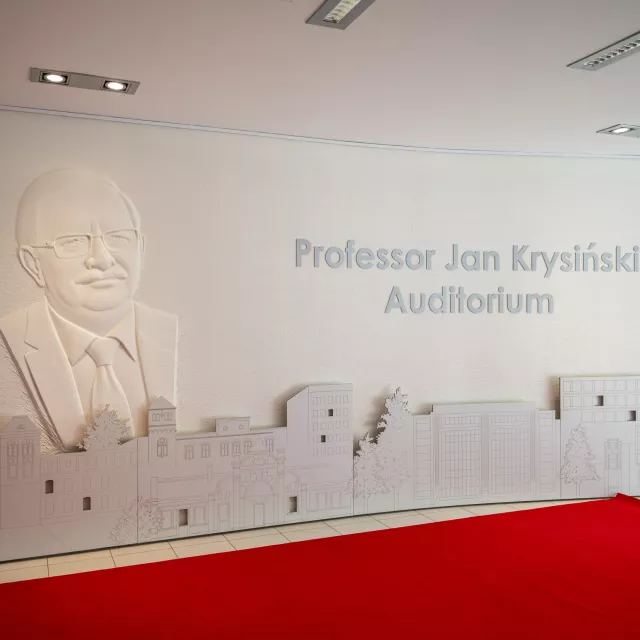 Wizerunek Profesora ozdobił wejście do auli Jego imienia