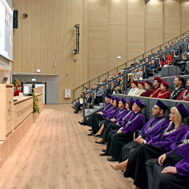 Rektor wygłosił przemówienie przed salą pełną gości