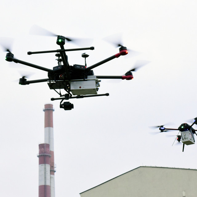 Do badań wykorzystywana jest aparatura pomiarowo-próbkująca wyposażona w sensory zanieczyszczeń przenoszone przez dwa zdalnie sterowane drony