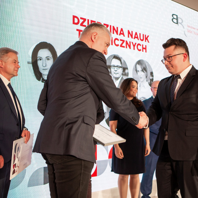Dr inż. Szymon Szufa otrzymał czek z rąk wicepremiera, ministra nauki i szkolnictwa wyższego Jarosława Gowina oraz dyrektora Narodowego Centrum Badań i Rozwoju prof. Macieja Chorowskiego