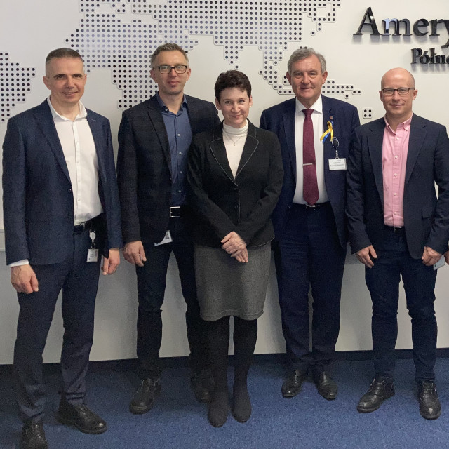 Dr hab. inż. Ewa Raj, prof. PŁ oraz (od lewej) dyrektorzy - Mariusz Bielawski i Grzegorz Tosik, rektor prof. Krzysztof Jóżwik, dyrektor Łukasz Srogosz, EMEA manager Marek Gagis