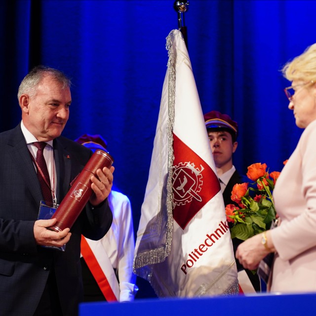 Rektor prof. Krzysztof Jóźwik wraz z przewodniczącą posiedzenia Uczelnianego Kolegium Elektorów prof. PŁ Barbarą Kościelniak-Muchą 