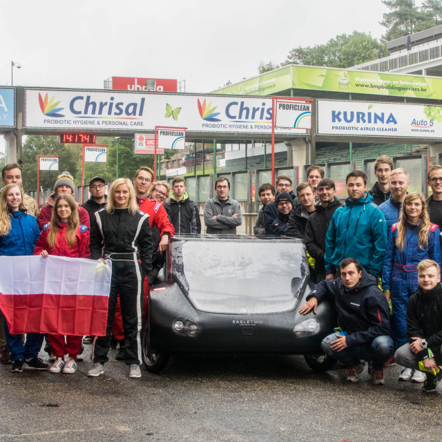 Zespól Lodz Solar Team, zwycięzcy wyścigu w klasie Cruiser 
