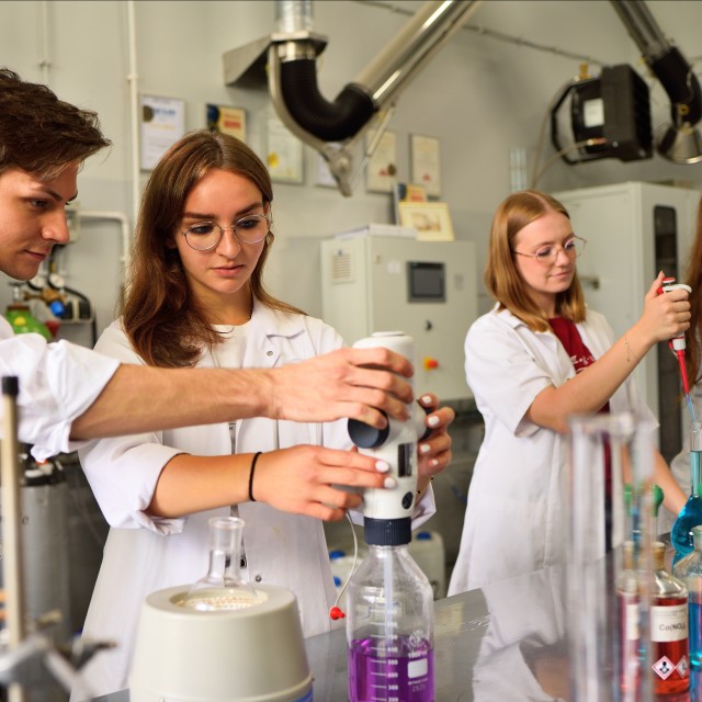 W laboratorium na Wydziale Chemicznym