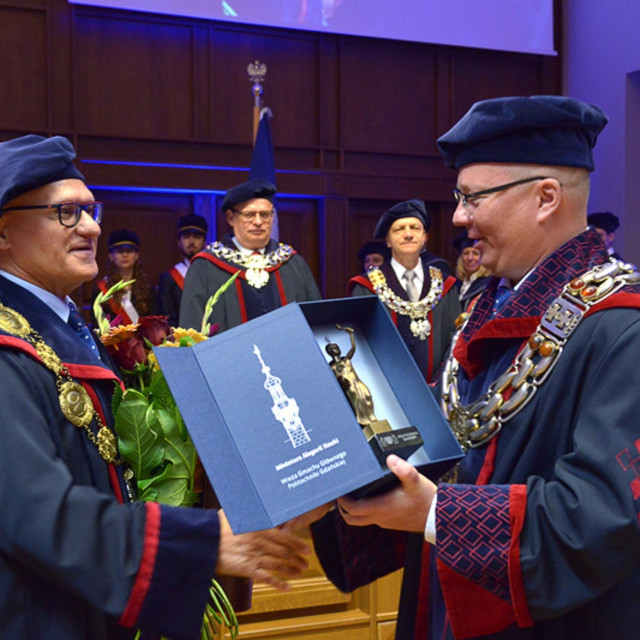 Prof. Jan Awrejcewicz jest 42. uczonym w historii PG, który został doktorem honoris causa tej uczelni. Naukowiec odebrał także statuetkę Alegorii Nauki przyznawaną przez PG zasłużonym dla uczelni i szkolnictwa wyższego.