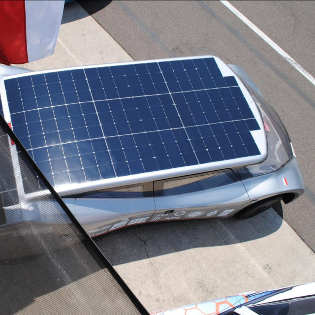 Eagle Two - widok na panele słoneczne umieszczone na dachu samochodu