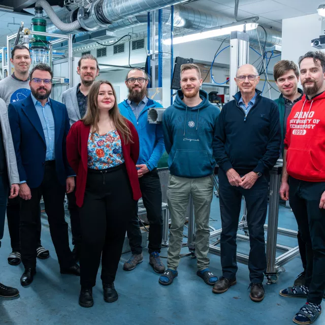 Grupa naukowców w laboratorium