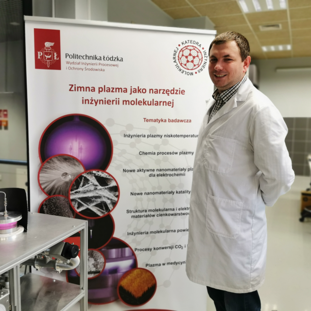 Dr Maciej Fronczak z Katedry Inżynierii Molekularnej