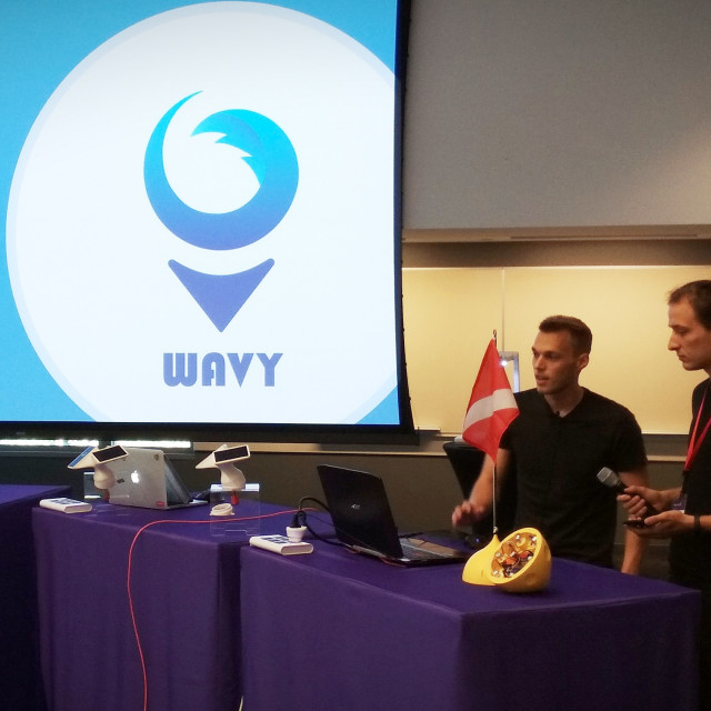 W czasie prezentacji projektu lokalizatora dla nurków, od lewej: Damian Perydzeński, Jakub Wujek, Artur Seliga.
