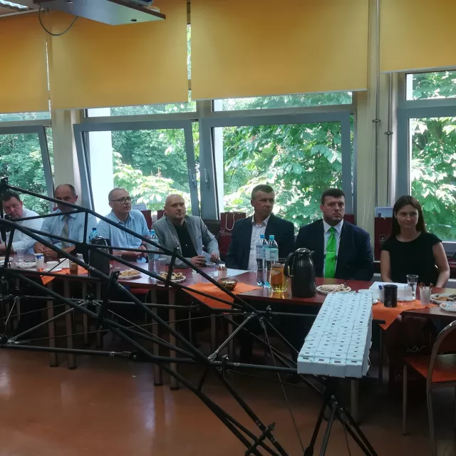 W czasie uroczystości zakończenia studiów podyplomowych (widoczny jest most konstrukcji studentów z KN Momencik)