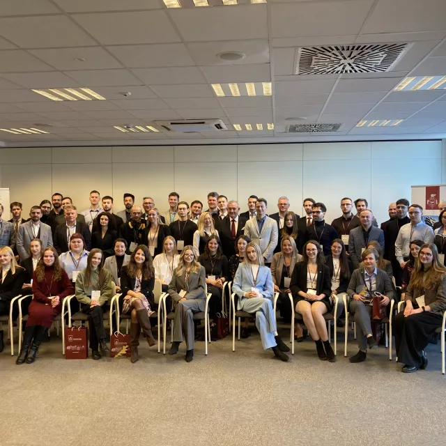 Grupa mentorów i mentees drugiej edycji programu "Siła Wspólnoty"