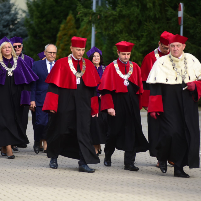 Ianuguracyjny pochód pod pomnik pierwszego rektora PŁ prof. Bohdana Stefanowskiego