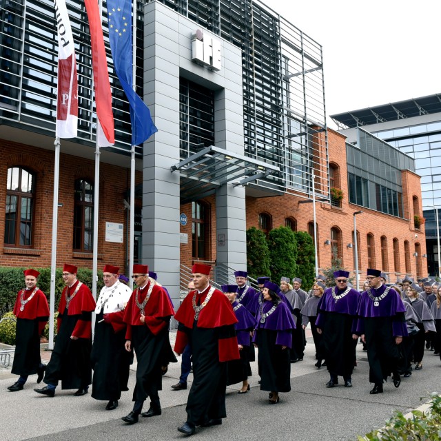 Tradycją uroczystości jest przemarsz Władz Uczelni i Senatu pod pomniik rektora założyciela PŁ prof. Bohdana Stefanowskiego