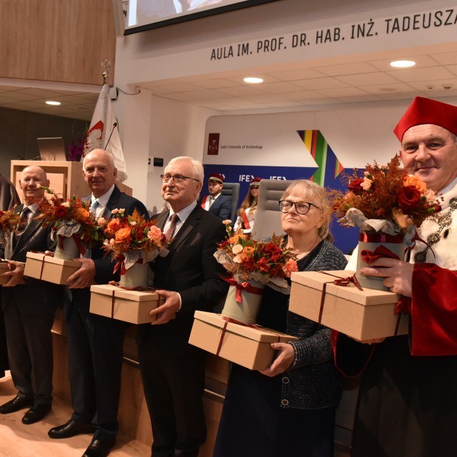 Dyrektor IFE Dorota Piotrowska podziękowała byłym i obecnemu rektorowi, profesorom: J. Krysińskiemu, S. Bieleckiemu S. Wiakowi i K. Jóźwikowi oraz wieloletmu dyrektorowi IFE, dr. inż. Tomaszowi Saryusz-Wolskiemu i zastępczyni dr inż. Małgorzacie Miller 