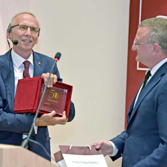 Dziekan Wydziału dr hab. inż.  Jacek kucharski, prof. PŁ wręczył dyrektorowi prof. Pawłowi Strymiłło  pamiątkową statuetkę