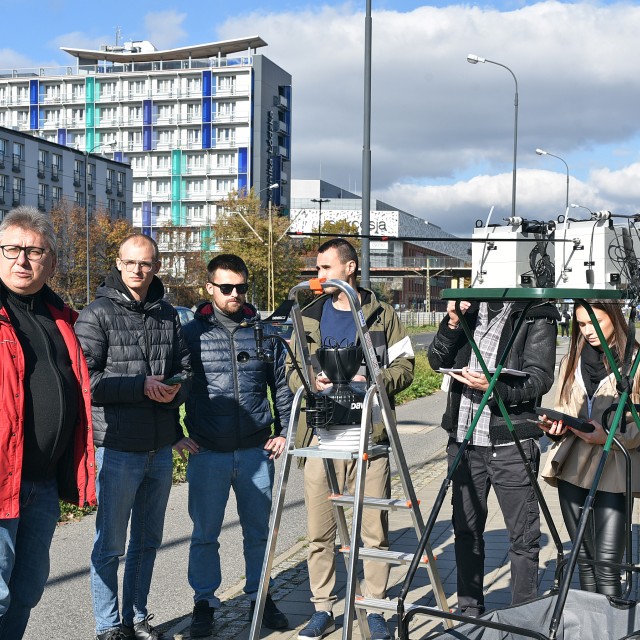 Dr hab. inż. Robert Cichowicz z grupa studentów przygotowanych do wykonania pomiarów