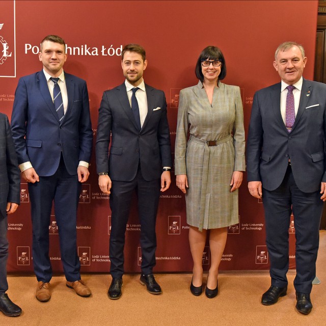 Od prawej: prof. Krzysztof Jóźwik, Anna Kędziora-Szwagrzak, Adam Pustelnik, Adrian Sienicki i prof. Sławomir Wiak