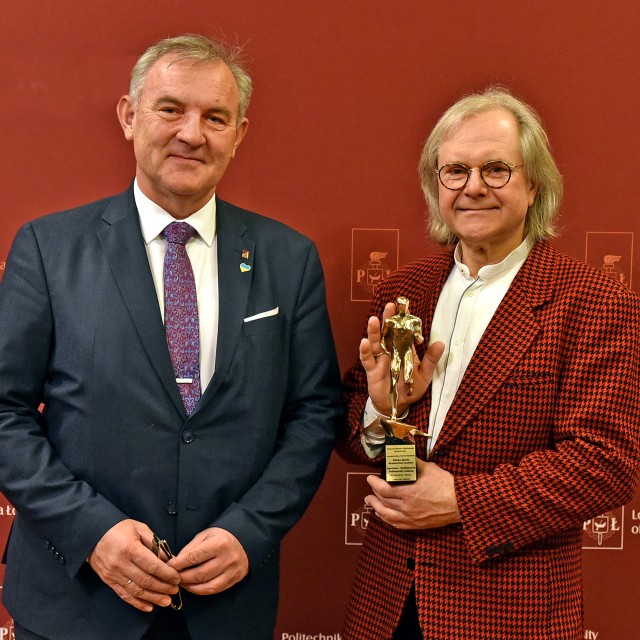 Rektor prof. Krzysztof Jóźwik, dyrektor Witold Nykiel i statuetka dla Zatoki Sportu