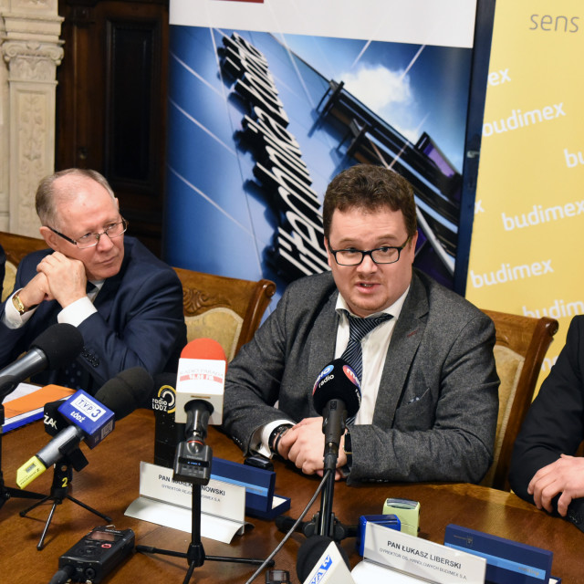 Sygnatariusze umowy, od lewej: rektor prof. Sławomir Wiak oraz Marek Janowski i Łukasz Liberski z firmy Budimex