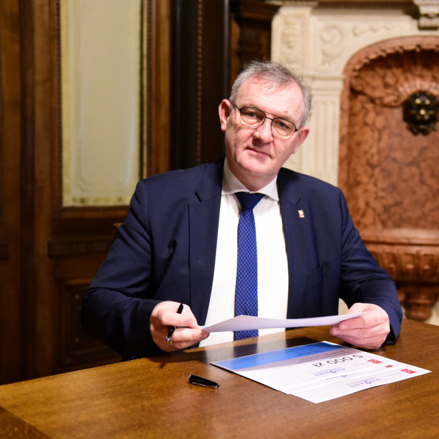 Rektor prof. Krzysztof Jóźwik podpisuje synmboliczne czeki dla wyróżnionych jednostek