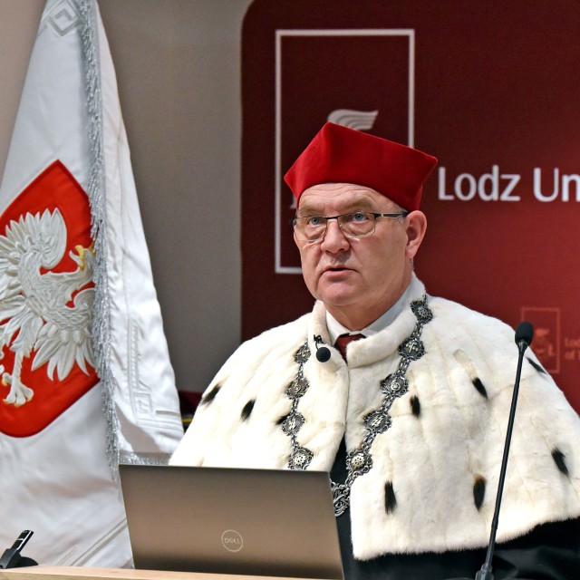 Rektor prof. Krzysztof Jóźwik wygłosił przemówienie podsumowujące ostatni rok