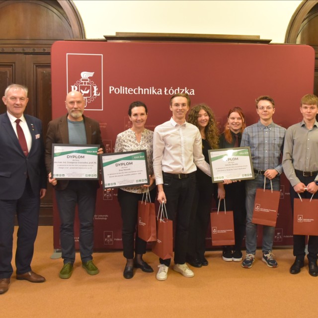 Autorzy zwycięskich pomysłów w towarzystwie rektora prof. Krzysztofa Jóźwika, prorektora prof. Pawała Strumiłło i kierownika Działu Rozwoju Uczelni Adama Owczarka