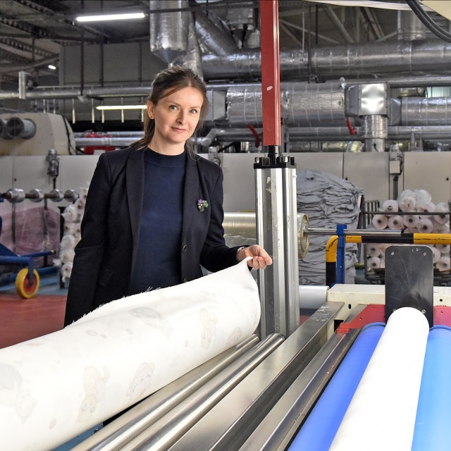 Fotografia wykonane w przedsiębiorstwie z branży tekstyliów, w którym dr hab. inż. Lucyna Bilińska prowadzi badania, z myślą o ich wdrożeniu