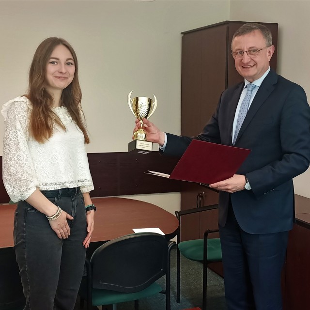 Nagrodę – Puchar Dziekana prof. Jacka Kucharskiego otrzymała Magdalena Szafrańska, studentka FTIMS PŁ