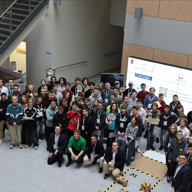 Uczestnicy wydarzenia w patio budynku