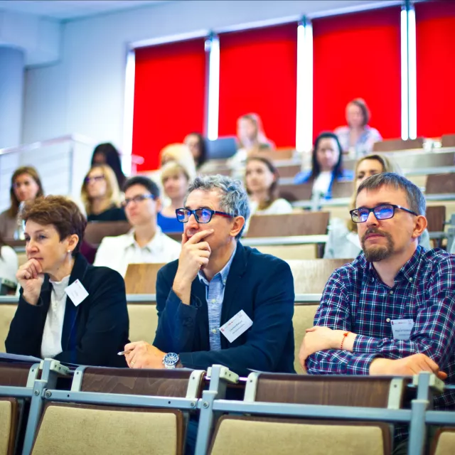 uczestnicy konferencji siedzą w auli
