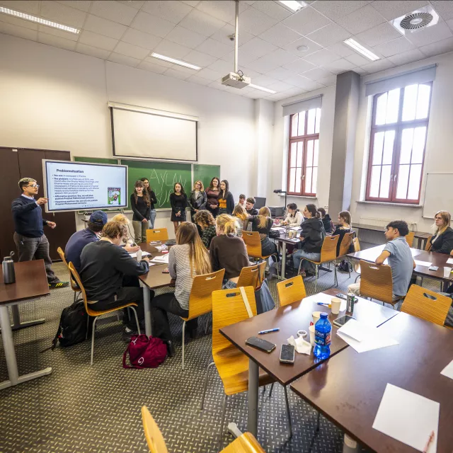 Uczestnicy programu BIP w czasie zajęć w sali seminaryjnej