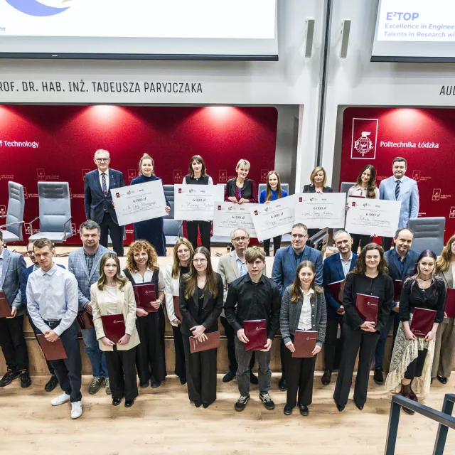 Uczestnicy programu E2TOP na zbiorowym zdjęciu w auli