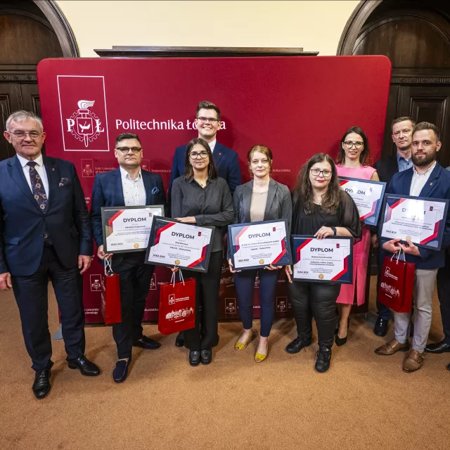 Laureaci i organizatorzy tegorocznej edycji programu, pamiątkowe zdjęcie na tle banera z napisem Politechnika Łódzka