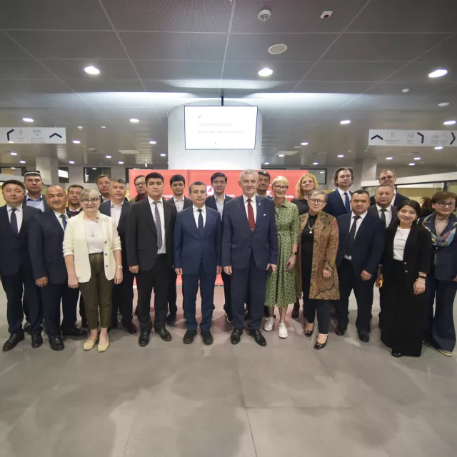 Uczestnicy spotkania pozują do zbiorowego zdjecia