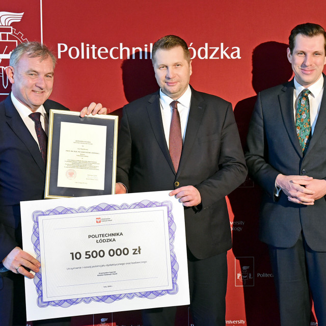 Rektor prof. Krzysztof Jóźwik z dyplomem i czekiem oraz minister Przemysław Czarnek i wojewoda łódzki Tobiasz Bocheński