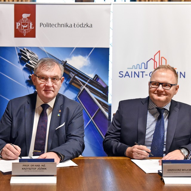 Dokument podpisali rektor prof. Krzysztof Jóźwik oraz Grzegorz Wojciechowski dyrektor generalny na Europę Wschodnią Saint-Gobain Surface Solutions