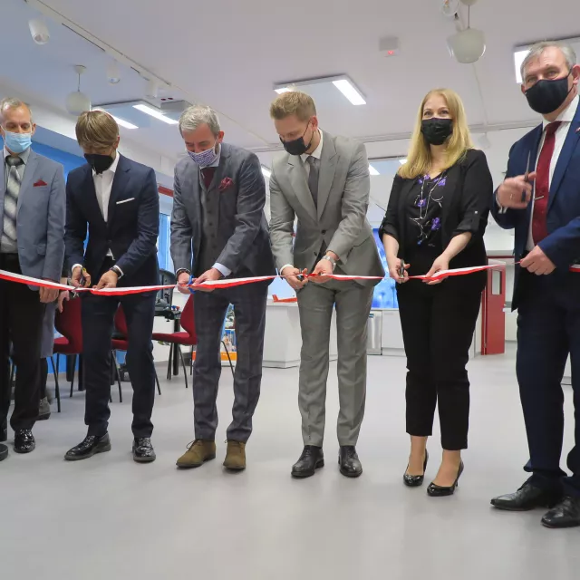 Od lewej: Tomasz P. Kozera - dyrektor PLOPŁ, Adam Pustelnik - wiceprezydent Łodzi, Rafał Stepnowski - wiceprezes Boeing na Polskę, Marcin Buchali - doradca Wojewody Łódzkiego, Alysia Tofflemire - dyrektor Newton Europe, prof. Krzysztof Jóźwik - rektor PŁ