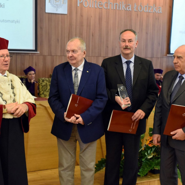 Od lewej: dr hab. inż. Marek Bartosik, prof. Piotr Borkowski, dr hab. inż. Franciszek Wójcik w towarzystwie rektora prof. Sławomira Wiaka  (zdj. z majowej uroczystości w PŁ)