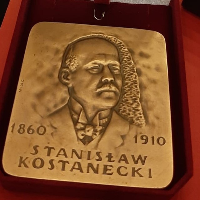 Awers medalu przedstawia podobiznę Stanisława Kostaneckiego z datami jego urodzin i śmierci