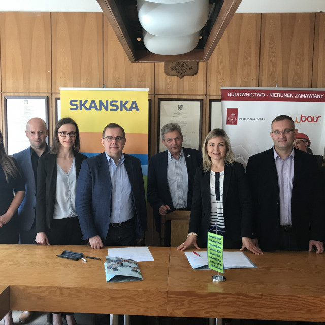 Sygnatariusze umowy. Od lewej: A. Tryfon-Bojarska, H. Witkowski, M. Rabenda, M. Malinowski - Skanska oraz prof. PŁ M. Lefik,, prof. PŁ R. Kotynia, dr inż. A. Szyda, M. Lewandowski - PŁ