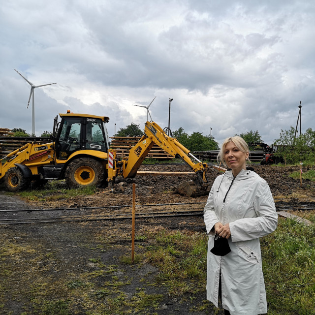 Dr hab. inż. Olga Marchut-Mikołajczyk na terenie Nasycalni Podkładów Kolejowych S.A.